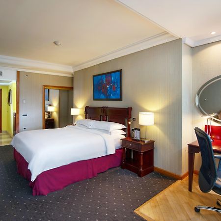 Hotel Catalonia Santo Domingo Exterior foto A room at the Hilton London Heathrow